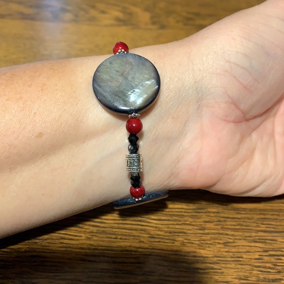 21286 Painted red stone and gray shell bracelet earring set. - Picture 7 of 8